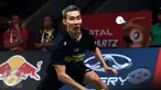Pebulutangkis tunggal putra Malaysia, Lee Chong Wei berusaha menahan pukulan bola Marc Zwiebler di Total BWF World Championships 2015 di Istora Senayan Jakarta, Rabu (12/8/2015). Lee Chong Wei unggul 21-14, 17-21, 21-8. (Liputan6.com/Helmi Fithriansyah)