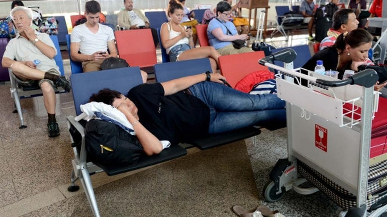 Keresahan ribuan wisatawan terlantar di Bandara Ngurah Rai