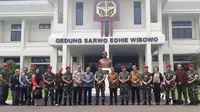 Petinggi PT Surya Citra Media (SCM) bersilaturahmi ke Markas Kopassus di Cijantung, Jakarta Timur, Senin (13/1/2020). (Liputan6.com/Muhammad Radityo Priyasmoro)