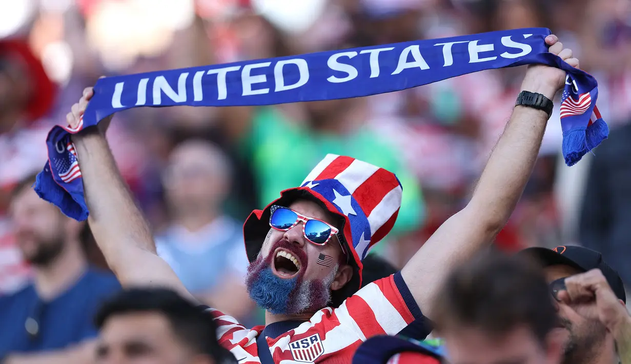 Suporter Amerika Serikat menunjukkan dukungan untuk timnya dengan mengangkat syal selama pertandingan babak 32 besar Piala Dunia FIFA 2026 antara AS dan Bosnia di Stadion San Francisco Bay Are, Santa Clara, California, Rabu, (01/07/2026). AFP/ Getty Images/Jamie Squire)