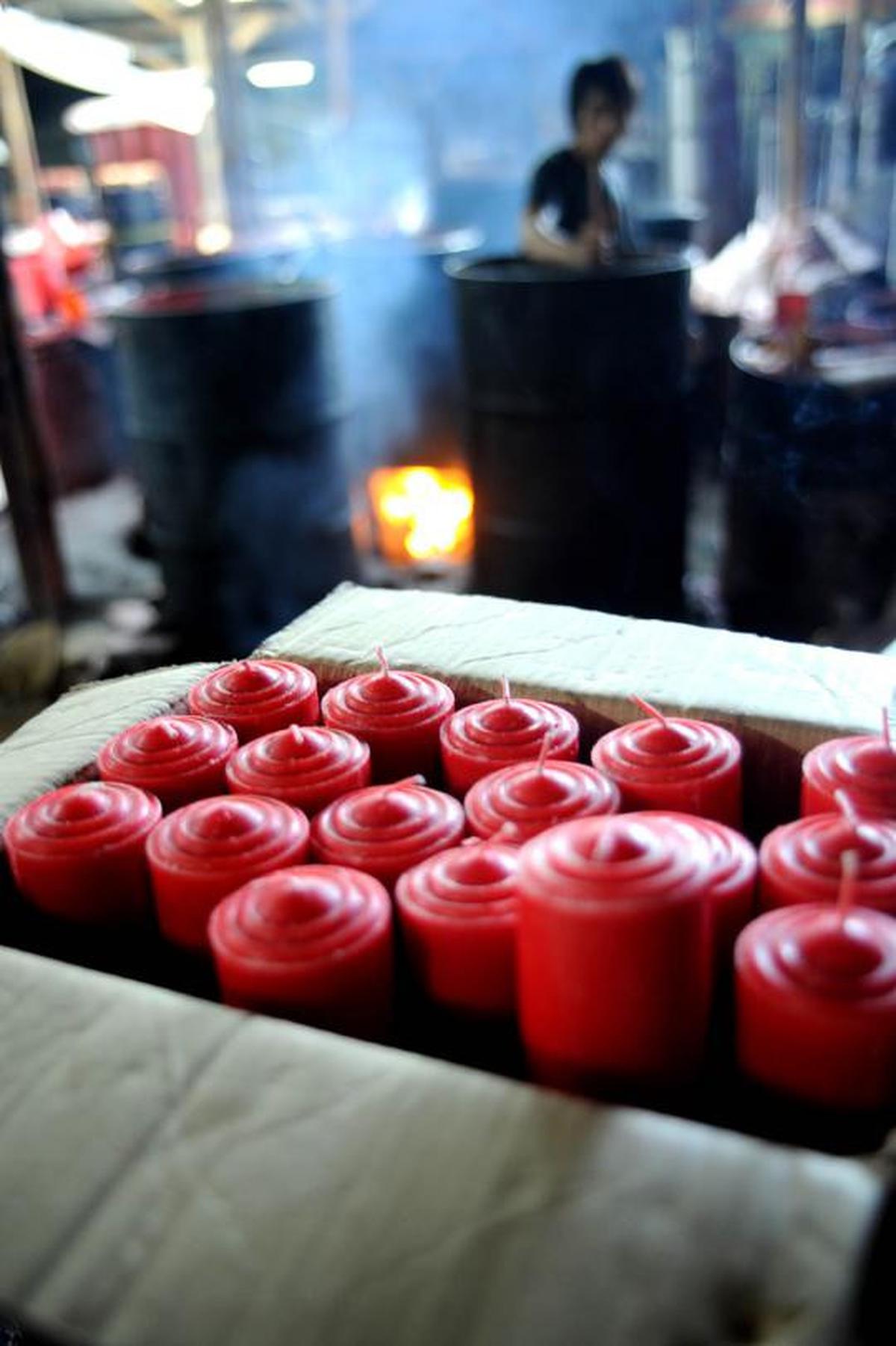 Menyambut Imlek, perajin lilin &amp; hio kebanjiran order