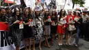 Para wanita cantik tersebut melengkapi diri dengan ikat kepala bertuliskan 'Save Polri' saat berunjuk rasa di depan PN Jakarta Selatan, Senin (2/2/2015). (Liputan6.com/Johan Tallo)