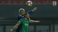 Penyerang Arema FC, Cristian Gonzales (kiri) berebut bola dengan pemain Bhayangkara FC, Jajang Mulyana pada lanjutan Liga 1 Indonesia di Stadion Patriot Candrabhaga, Bekasi, Jumat (4/8). Bhayangkara FC unggul 2-1. (Liputan6.com/Helmi Fithriansyah)