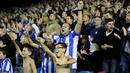 Fans Sheffield Wednesday merayakan kemenangan timnya saat menyingkirkan Arsenal  pada babak keempat Piala Liga Inggris di Stadion Hillsborough, Rabu (28/10/2015) dini hari WIB. Arsenal 0-3. (Reuters / Lee Smith)