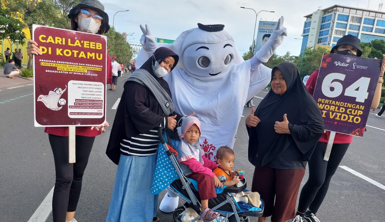 <p>Maskot Piala Dunia 2022, La'eeb berfoto bersama dengan warga saat acara CFD (Car Free Day) di Bekasi, Sabtu (20/11/2022). (Dok. SCM)</p>