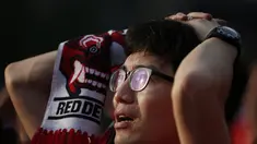 Ekspresi kekecewaan seorang warga Korea Selatan usai tim negaranya dikalahkan Belgia 0-1, Seoul, Jumat (27/6/14). (REUTERS/Kim Hong-Ji)