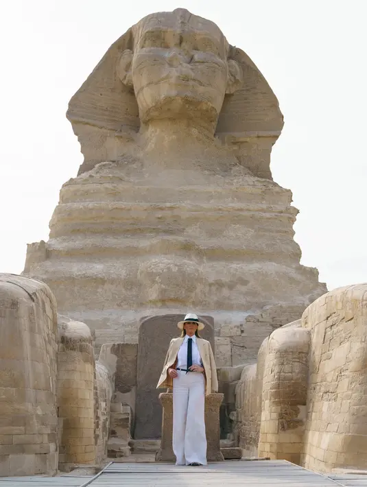 Ibu Negara AS Melania Trump berpose saat berkunjung ke situs bersejarah Piramida Giza dekat Kairo, Mesir (6/10). Busana yang dikenakan Melania seperti yang dikenakan Michael Jackson dalam video "Smooth Criminal" tahun 1988. (AP Photo/Carolyn Kaster)