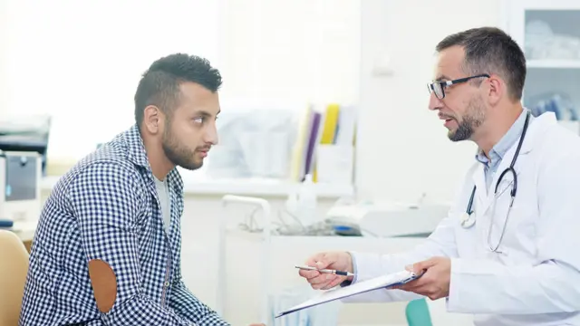 Pria konsultasi dokter terkait prostat (Foto: freepik/pressfoto)