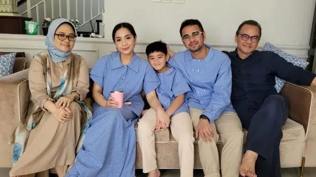 6 Gaya Raffi Ahmad dan Nagita Slavina Kenalkan Anak Adopsi yang Bernama Lily