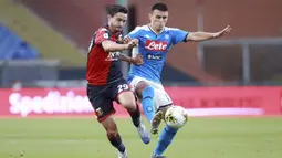 Pemain Genoa, Francesco Cassata, berebut bola dengan pemain Napoli pada laga lanjutan Seria A di Stadion Comunale Luigi Ferraris, Kamis (9/7/2020) dini hari WIB. Napoli menang 2-1 atas Genoa. (Tano Pecoraro/LaPresse via AP)