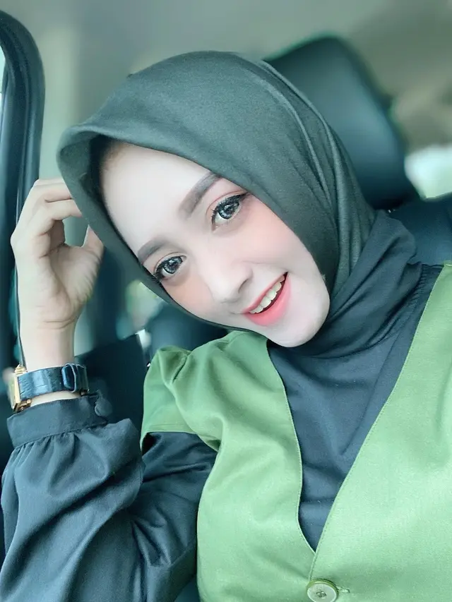 7 Potret Terbaru Angel Emitasari Pedangdut yang Jadi Kades di Lamongan, Tampil Berhijab