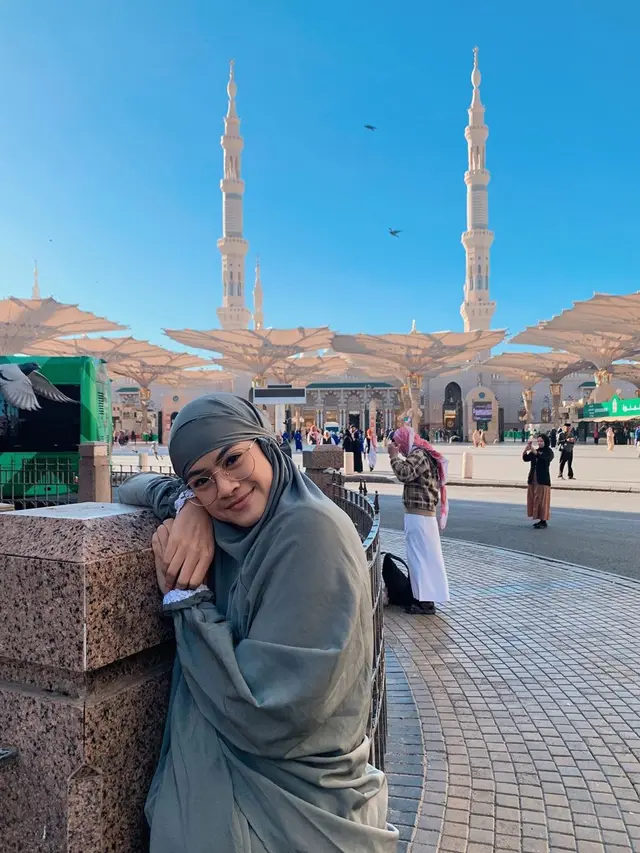 Bikin Pangling, Ini 7 Pesona Hana Saraswati Kenakan Hijab Saat Umroh
