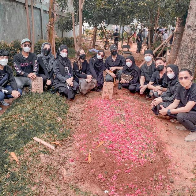 Momen Haru Ria Ricis Datang ke Makam Ayahnya, Berusaha Tampil Tegar. (Sumber: Instagram/riaricis1795)