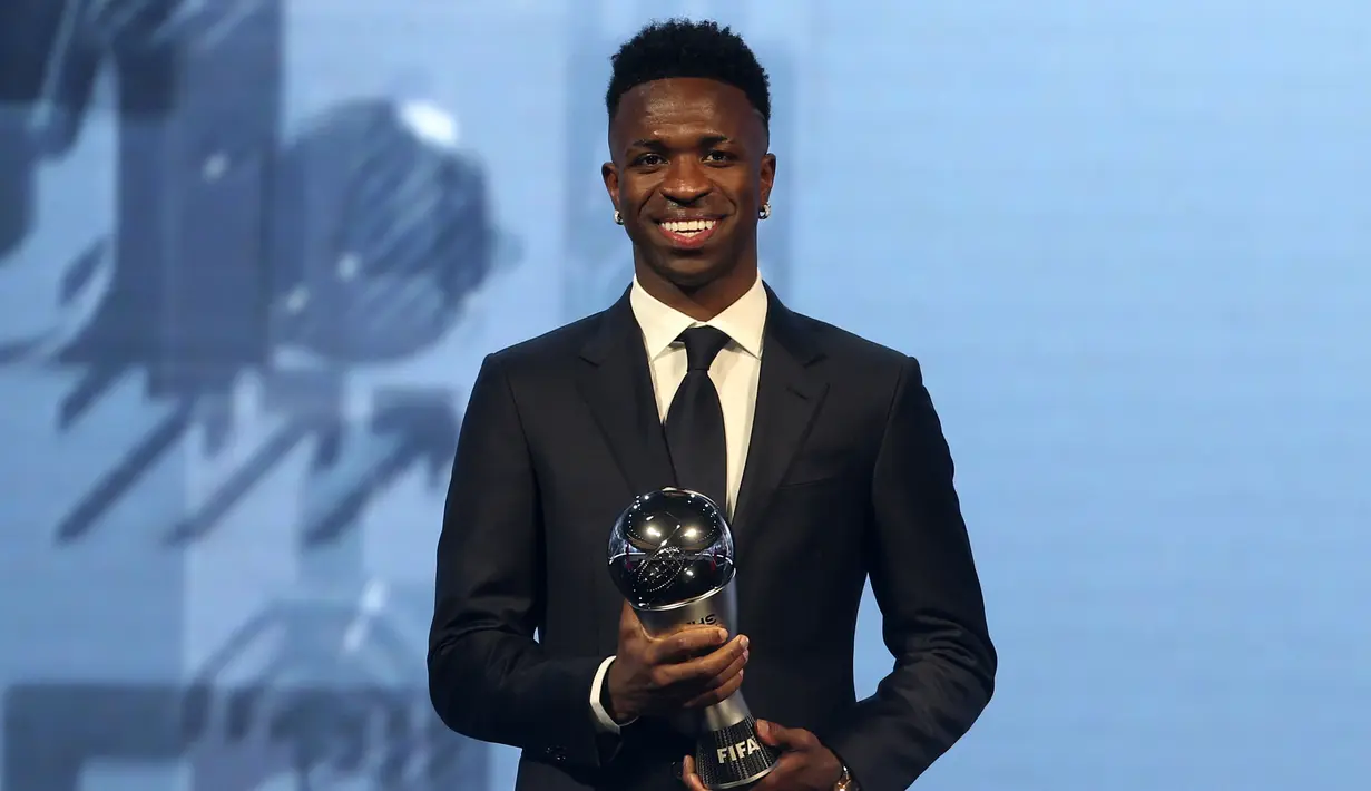 Pemain Real Madrid, Vinicius Jr mendapatkan penghargaan pemain pria terbaik FIFA 2024 dalam acara yang berlangsung di oha, Qatar pada Selasa (18/12) malam waktu setempat. (AP Photo/Hussein Sayed)