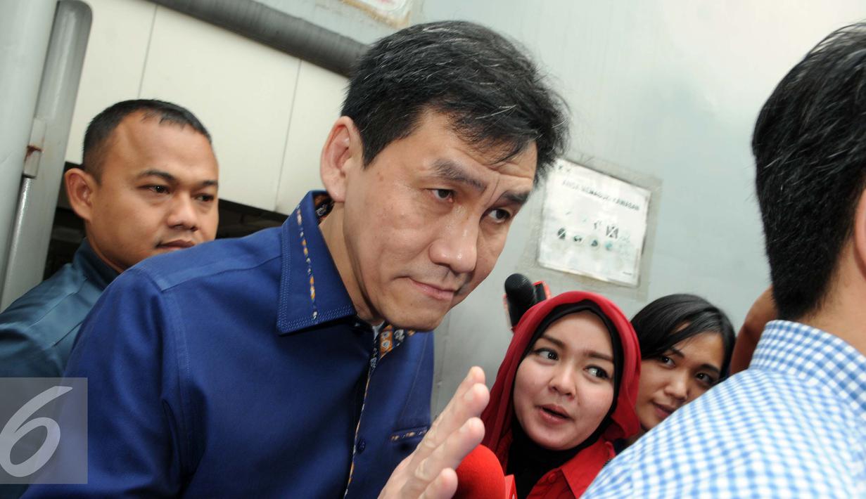 Presiden Direktur PT Agung Podomoro Land Tbk Ariesman Widjaja meninggalkan untulk dipindahkan ke Lapas Sukamiskin, Jakarta, (8/9). Ariesman dihukum tiga tahun penjara, denda 200 juta rupiah subsider tiga bulan kurungan. (Liputan6.com/Helmi Afandi)