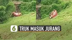Beredar video detik-detik truk sayur terguling masuk ke dalam jurang. Beruntung pengemudi truk berhasil selamat.