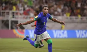 Penyerang Brasil U-17, Kaua Elias, melakukan selebrasi seusai membobol gawang Inggris U-17 pada&nbsp;pertandingan pemungkas Grup C Piala Dunia U-17 2023 di Jakarta International Stadium (JIS), Jumat (17/11/2023) malam WIB. (Bola.com/Ikhwan Yanuar Harun)