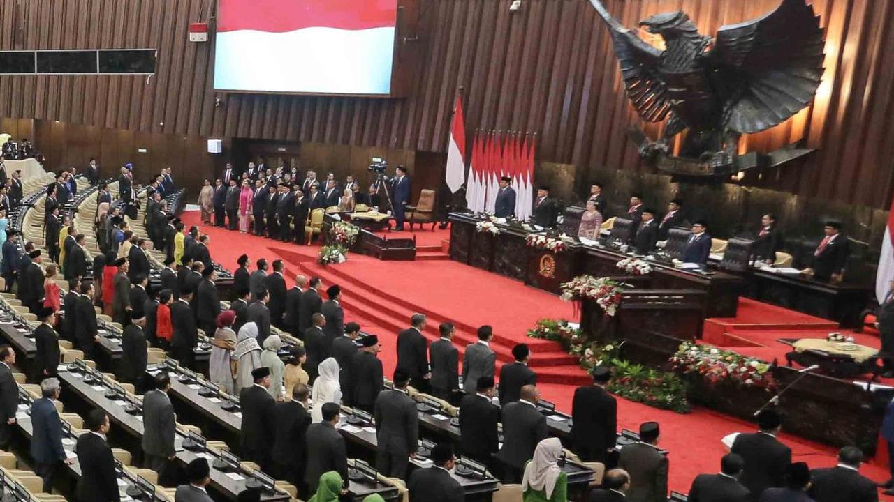 Pada rapat Paripurna
DPR pembukaan masa persidangan I DPR tahun sidang 2023-2024 juga diwarnai beberapa momen menarik seperti serah terima dokumen hingga kehadiran para pejabat kementerian.