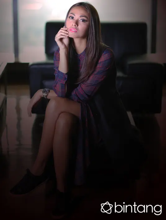 “Adegan di kamar tidur ada, tapi tidak vulgar. Pokoknya, berat banget deh memerankan karakter Eva itu,” ucap wanita yang masih lancar berbahasa Minang ini. (Galih W. Satria/Bintang.com)