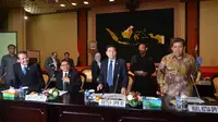 Ketua DPR Setya Novanto (kedua kanan) didampingi Wakil Ketua DPR Fachri Hamzah (kanan), Fadli Zon (kedua kiri) dan Taufik Kurniawan (kanan) berbincang sebelum rapat antara DPR dengan empat menko di Jakarta, Selasa (3/1). (Liputan6.com/Andrian M Tunay)