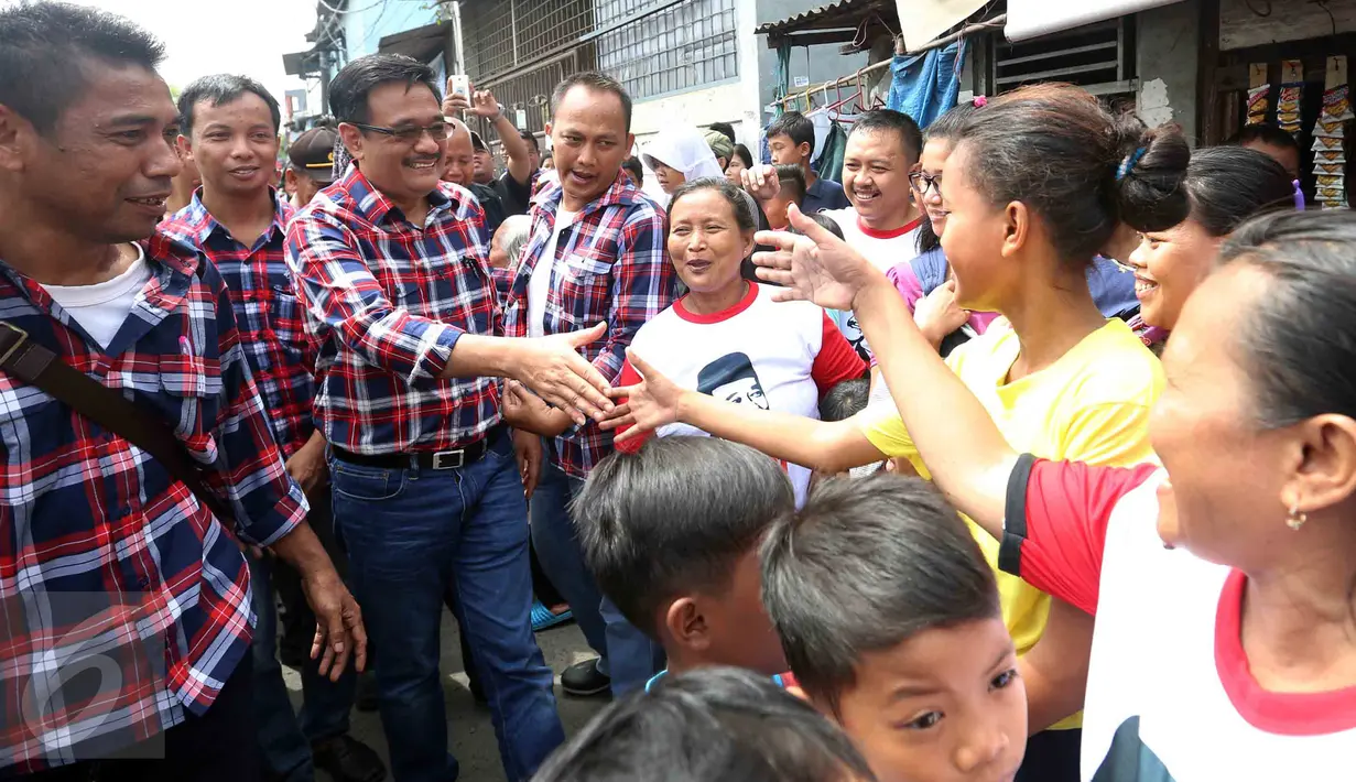Cawagub DKI Jakarta, Djarot Saiful Hidayat menyapa warga saat melakukan blusukan di Jelambar Timur, Jakarta Barat, Jumat (6/1). Dalam blusukannya Djarot meminta kepada warga agar tidak termakan oleh isu yang menimbulkan keresahan. (Liputan6.com)