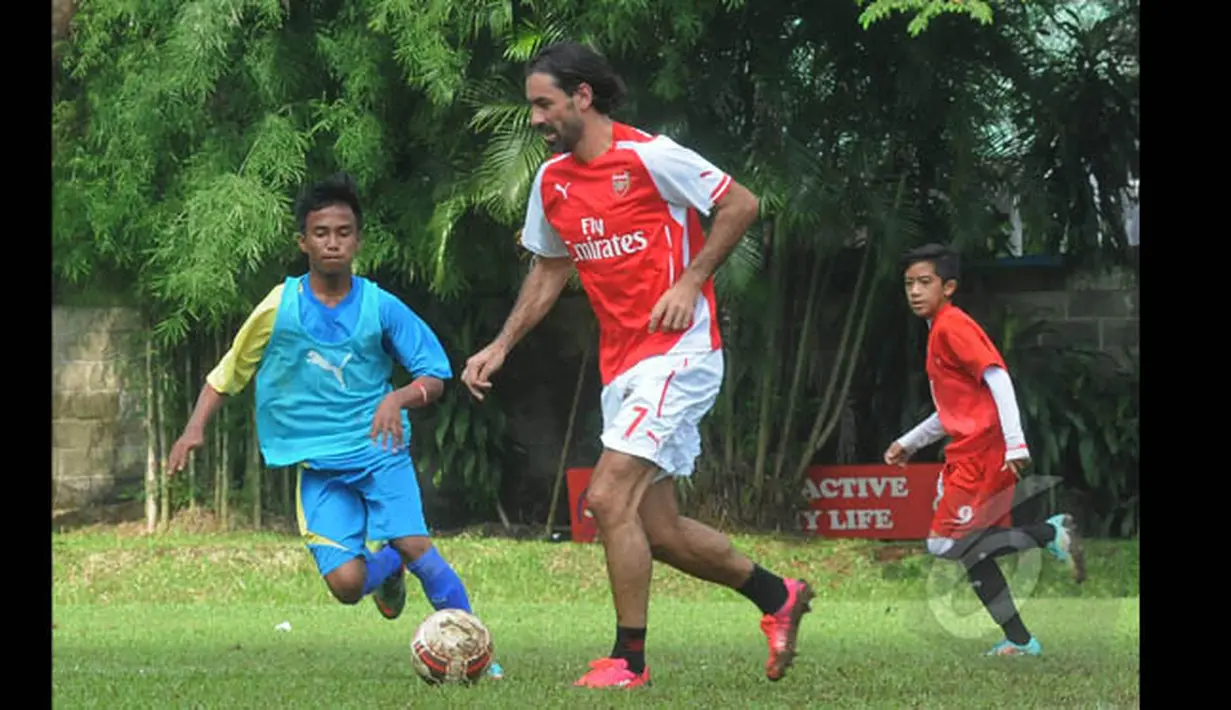 Robert Pires tampak antusias bermain dengan beberapa klub SSB dan Arsenal Indonesia Supporter (AIS) di International Sport Club of Indonesia, Ciputat, Sabtu (24/1/2015). (Liputan6.com/Herman Zakharia)