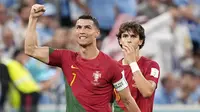 Peran Cristiano Ronaldo sebagai kapten Timnas Portugal belum tergantikan sejak 2008 hingga saat ini. Gol CR7 ke gawang Ghana pada laga Grup H membuatnya masuk buku sejarah sebagai pemain pertama yang mencetak gol dalam lima edisi Piala Dunia. (AP/Martin Meissner)