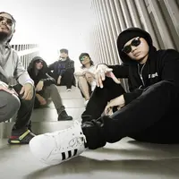 Jamrud memberikan sentuhan nostalgia di album terbaru mereka, 80's. (Photographer: Bambang E. Ros/Bintang.com, Digital Imaging: Muhammad Iqbal Nurfajri/Bintang.com)