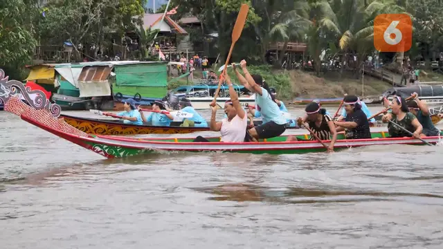 Lomba Perahu Ibu-ibu