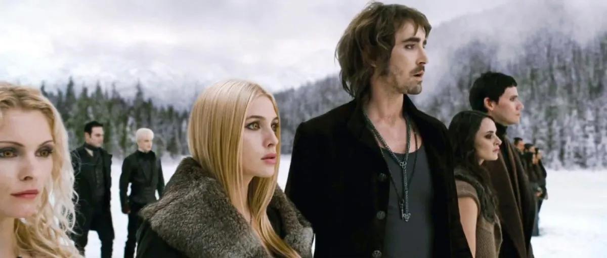 Klan vampir yang lain datang mendukung keluarga Cullen dalam melawan volturi. Adegan pertarungan menjadi klimaks BREAKING DAWN PART 2