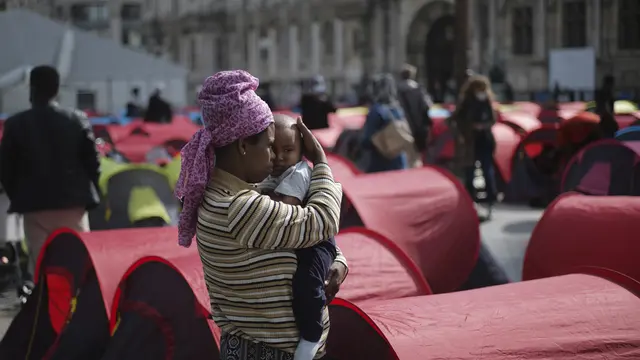 Imigran kemah di Balai Kota Paris