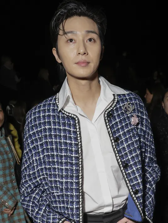 Park Seo-joon menghadiri peragaan busana Chanel untuk koleksi Fall-Winter 2023/24 di Paris Fashion Week, Selasa (7/3/2023). Aktor tampan asal Korea Selatan itu memilih mengenakan jaket tweed dengan celana panjang hitam. (Vianney Le Caer/Invision/AP)