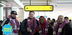 Sampai di Indonesia, All 4 One ingin mencoba nasi goreng.