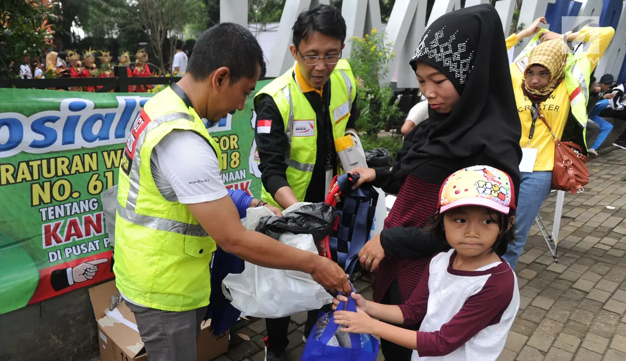 Aktivis lingkungan membagikan kantong belanja nonplastik saat sosialisasi pengurangan penggunaan kantong plastik di Sempur, Bogor, Minggu (25/11). Perwali Kota Bogor tentang kantong plastik akan belaku mulai 1 Desember 2018. (Merdeka.com/Arie Basuki)