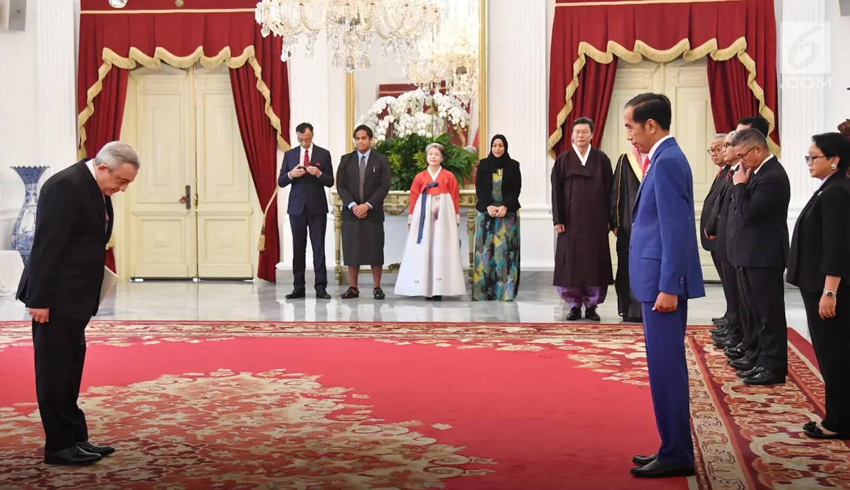 Presiden Jokowi menerima surat kepercayaan dari 11 Dubes Luar Biasa dan Berkuasa Penuh (LBBP), Jakarta, Rabu (4/4). Surat kepercayaan itu terdiri dari negara sahabat yang berkedudukan di dalam dan di luar Indonesia. (Liputan6.com/Pool/Biro Pers Setpres)