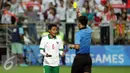 Gelandang Indonesia U-23, Evan Dimas Darmono (kiri) mendapat ganjaran kartu kuning saat laga melawan Myanmar di penyisihan grup A Sea Games 2015 di Stadion Jalan Besar, Singapura, Selasa (2/6/2015). Indonesia kalah 4-2. (Liputan6.com/Helmi Fithriansyah)