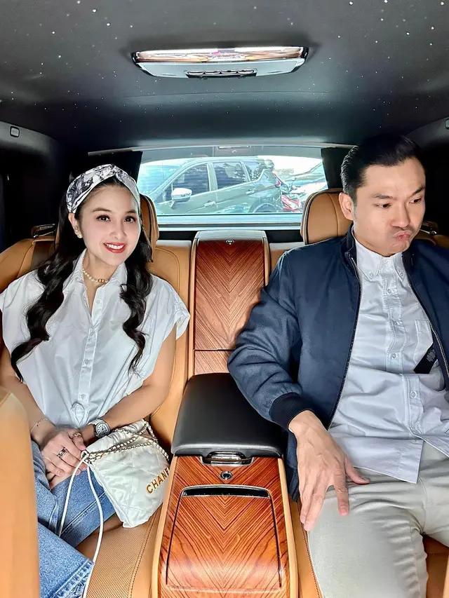 Disebut Disney Couple, Ini 10 Gaya Bucin Sandra Dewi dan Harvey Moeis Saat Liburan hingga Kondangan