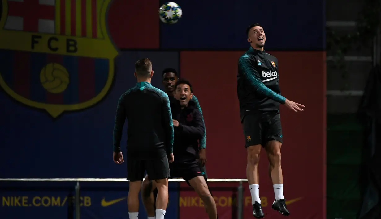 Bek Barcelona, Clement Lenglet (kanan) menyundul bola saat mengikuti sesi latihan tim di Joan Gamper Sports City di Sant Joan Despi (4/11/2019). Barcelona akan bertanding melawan wakil Rusia, SK Slavia Praha pada Grup F Liga Champions di Camp Nou. (AFP Photo/Lluis Gene)