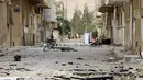 Seorang tentara berjaga saat ratusan warga kembali ke rumah mereka di kota modern Palmyra, berdekatan dengan kota kuno Suriah, Sabtu (9/4). Kota itu berhasil direbut kembali oleh militer Suriah dari tangan ISIS beberapa waktu lalu. (Louai BESHARA/AFP)