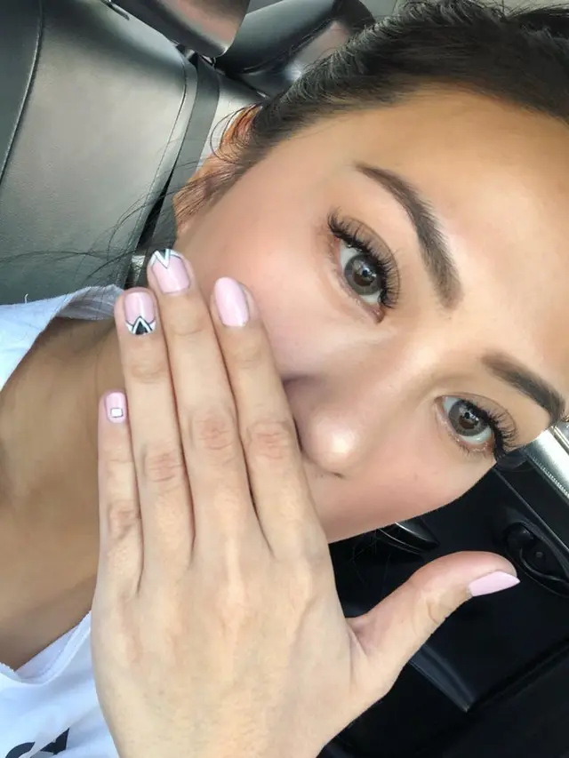 [Bintang] Tampil Glowing dengan Earthy Tone Makeup Andalan Tyna Kanna Mirdad