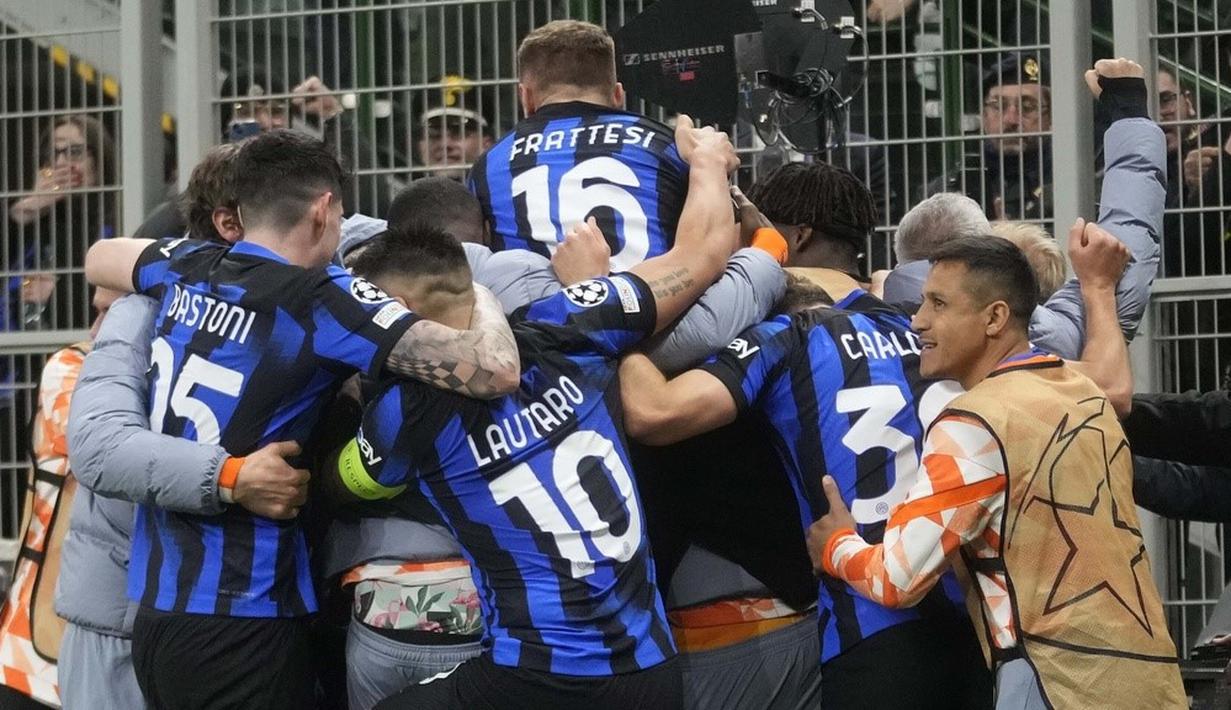 Para pemain Inter Milan merayakan gol yang dicetak oleh Marko Arnautovic ke gawang Atletico Madrid dalam duel leg pertama babak 16 besar Liga Champions di Stadion Giuseppe Meazza, Rabu (21/2/2024). (AP Photo/Luca Bruno)