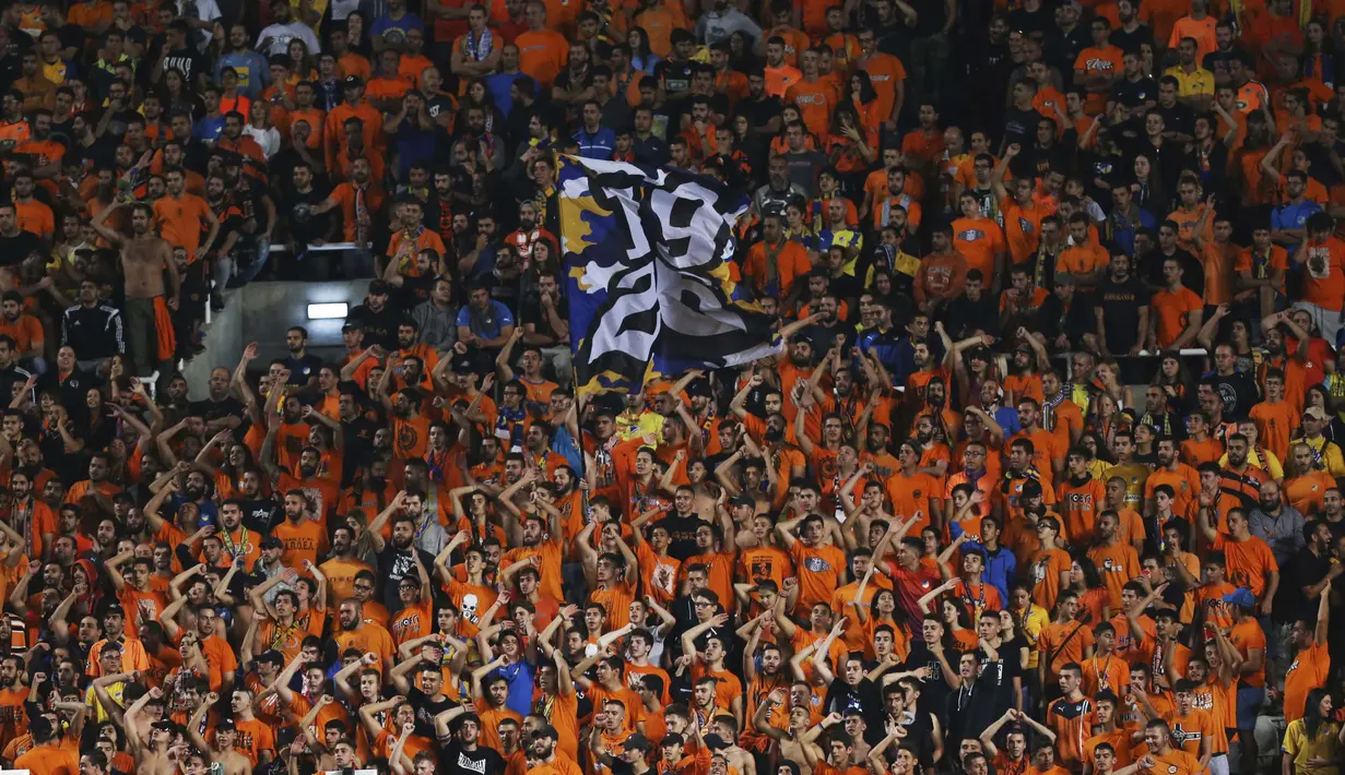 Suporter APOEL Nicosia memberikan dukungan saat timnya melawan Tottenham pada laga grup H Liga Champions di GSP stadium,  Nicosia, Siprus, (26/9/2017). Tottenham menang 3-0. (AP/Petros Karadjias)
