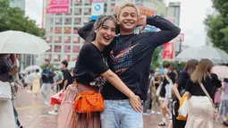 Adly Fairuz dan Angbeen Rishi berfoto di tengah sibuknya lalu lalang Shibuya Crossing. (Foto: Instagram/ angbeenrishi)