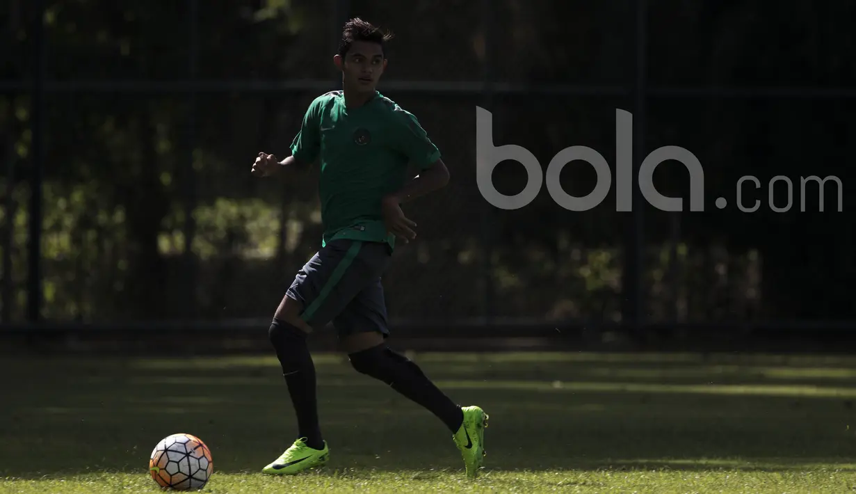 Pemain Timnas Indonesia, Miftahul Hamdi, menggiring bola saat latihan. Rangkaian uji coba dan persiapan Timnas U-22 ini dilakukan untuk menghadapi Kualifikasi Piala AFC U-23 dan juga SEA Games. (Bola.com/Vitalis Yogi Trisna)