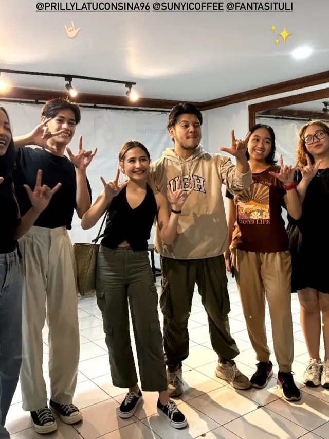 Prilly Latuconsina Pakai Bahasa Isyarat