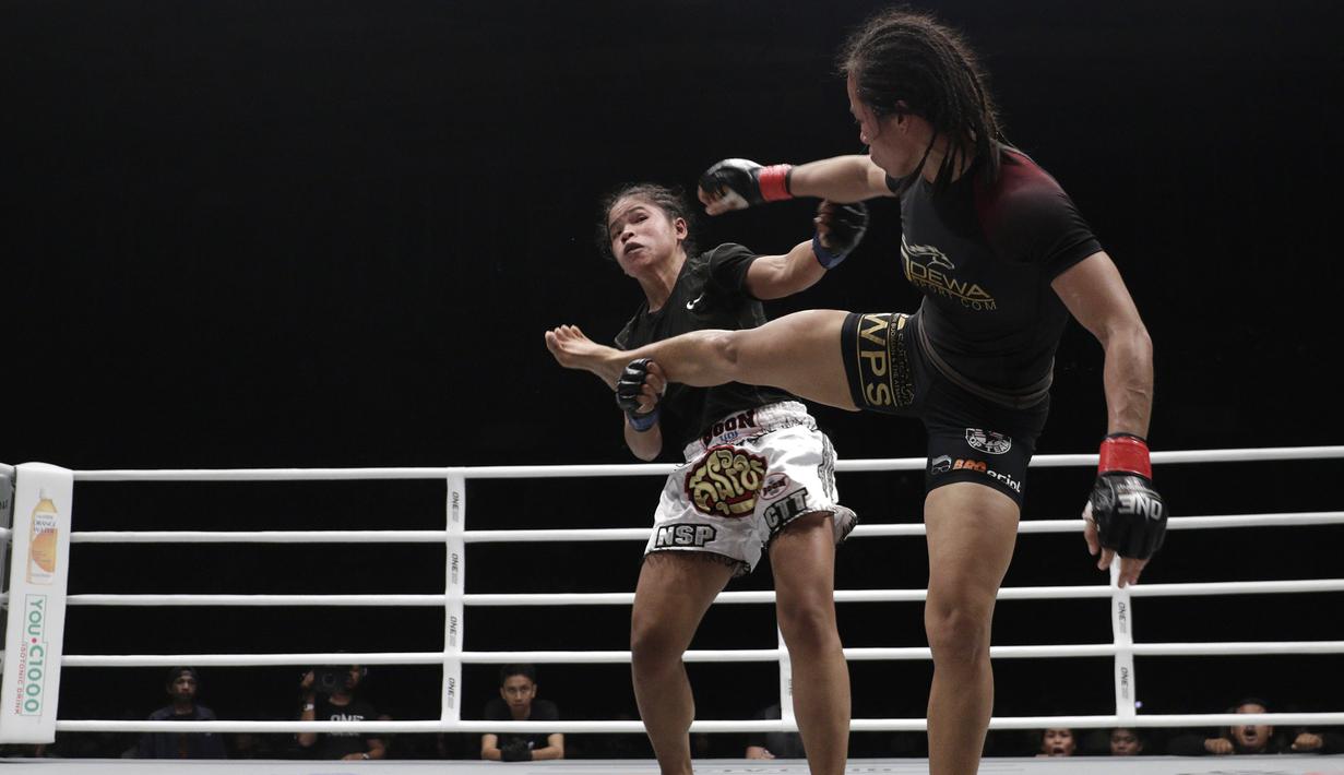 Petarung Indonesia, Priscilla Lumban Gaol, menendang petarung Kamboja, Nou Srey Pov, pada laga ONE Championship di Istora Senayan, Jakarta, Jumat (3/5). Priscilla menang mutlak atas lawannya. (Bola.com/Yoppy Renato)