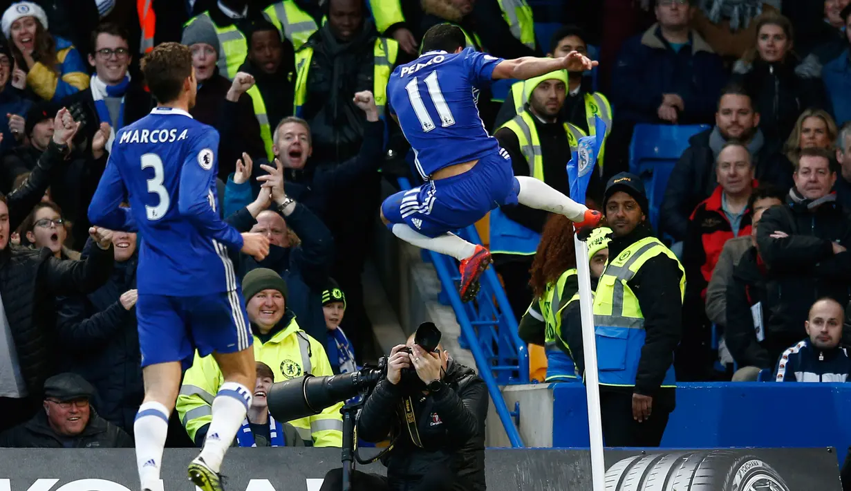 Penyerang Chelsea, Pedro melakukan selebrasi usai mencetak gol ke gawang Bournemouth pada pertandingan Liga Inggris di Stamford Bridge, London, (26/12). Chelsea menang atas Bournemouth dengan skro 3-0. (Reuters/Peter Nicholls)