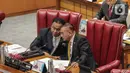 Wakil Ketua DPR Rachmad Gobel (kiri) berbincang dengan Lodewijk Freidrich Paulus (kanan) saat memimpin Rapat Paripurna ke-17 Masa Persidangan III Tahun Sidang 2022-2023 di Kompleks Parlemen, Senayan, Jakarta, Kamis (16/2/2023). Rapat Paripurna tersebut dalam rangka penutupan Masa Persidangan III Tahun Sidang 2022-2023. (Liputan6.com/Faizal Fanani)