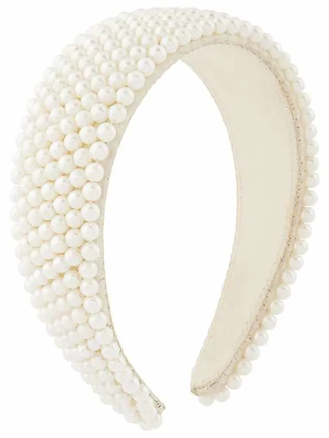 Pearly bridal headband/ Hello Magazine