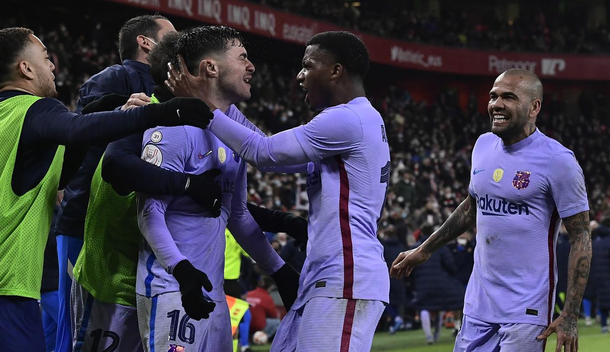 Penyerang Barcelona, Pedri (tengah) berselebrasi usai mencetak gol ke gawang Athletic Bilbao pada pertandingan babak 16 besar Copa del Rey Cup Spanyol di stadion San Mames di Bilbao, Jumat (21/1/2022). Kemenangan ini mengantar Bilbao melaju ke babak perempat final. (AP Photo/Alvaro Barrientos)